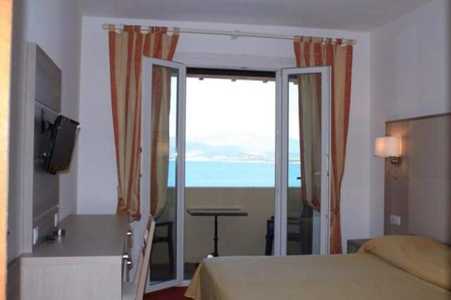 פורטיסיו Hotel U Paradisu מראה חיצוני תמונה